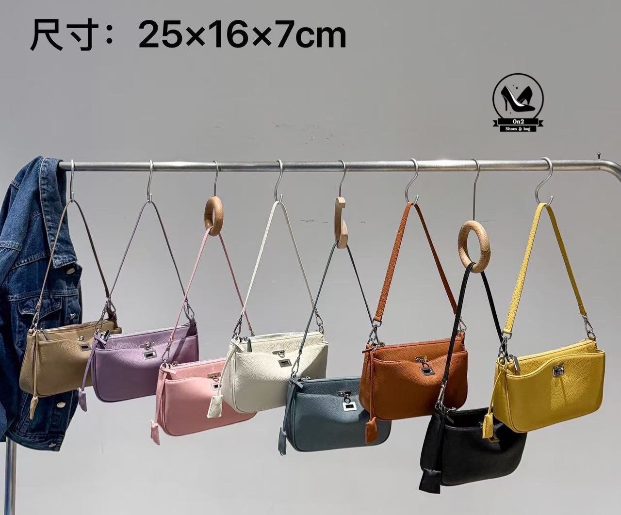 Balenciaga rodeo size mini รุ่นนี้ best seller !!! วัสดุตัวกระเป๋าทำจากหนังวัวแท้ cow leather อะหลั่ยสีเงิน งานจริงสวยมาก กระเป๋ามี 2 ช่อง กระเป๋าสามารถลอคได้ทั้ง 2 ช่อง สายสั้นสะพายขึ้นไหล่ได้ ด้านหลังมี 2 ช่องกระเป๋า มาพร้อมสายยาวทำจากหนังตัวเดียวกับกระ