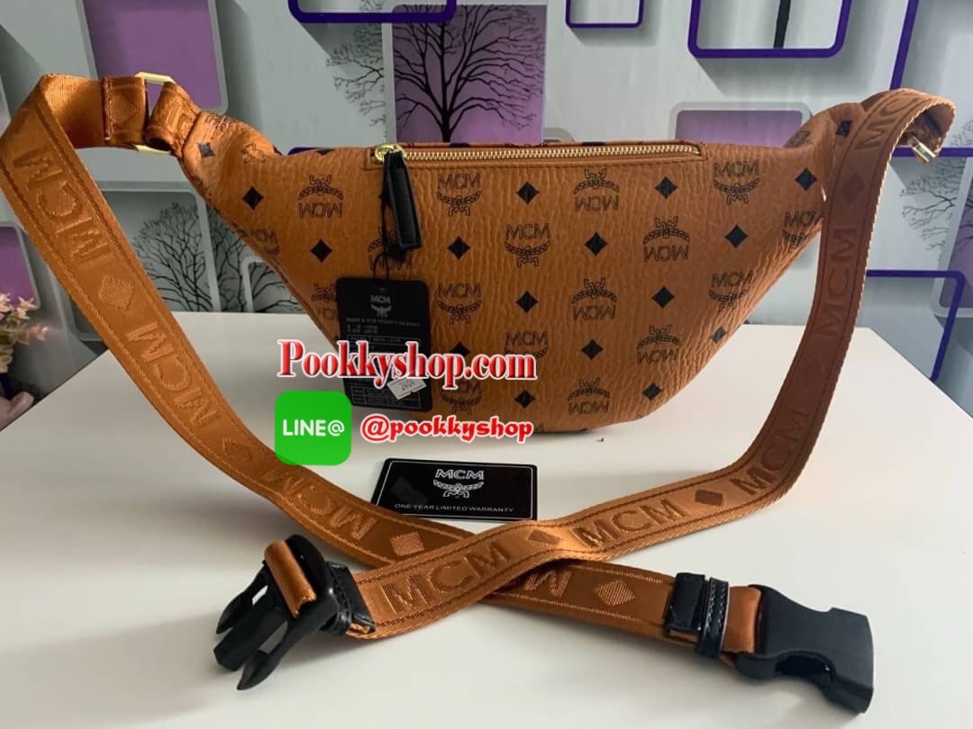 MCM Fursten ลาย Visetos กระเป๋าคาดอก/เอว ที่เข้ากับทุกไลฟ์สไตล์ จะคาดรอบเอวหรือพาดลำตัวก็ให้ลุคสตรีทแบบทันสมัย วัสดุหนังสังเคราะห์เคลือบผิวลาย Visetos หนังดีมากๆ ค่ะเปิด-ปิดด้วยซิป 2 ทาง ด้านหลังมีช่องซิปยาว 1 ซิป ด้านในโล่งกว้าง และมีช่องสำหรับเก็บของจุก