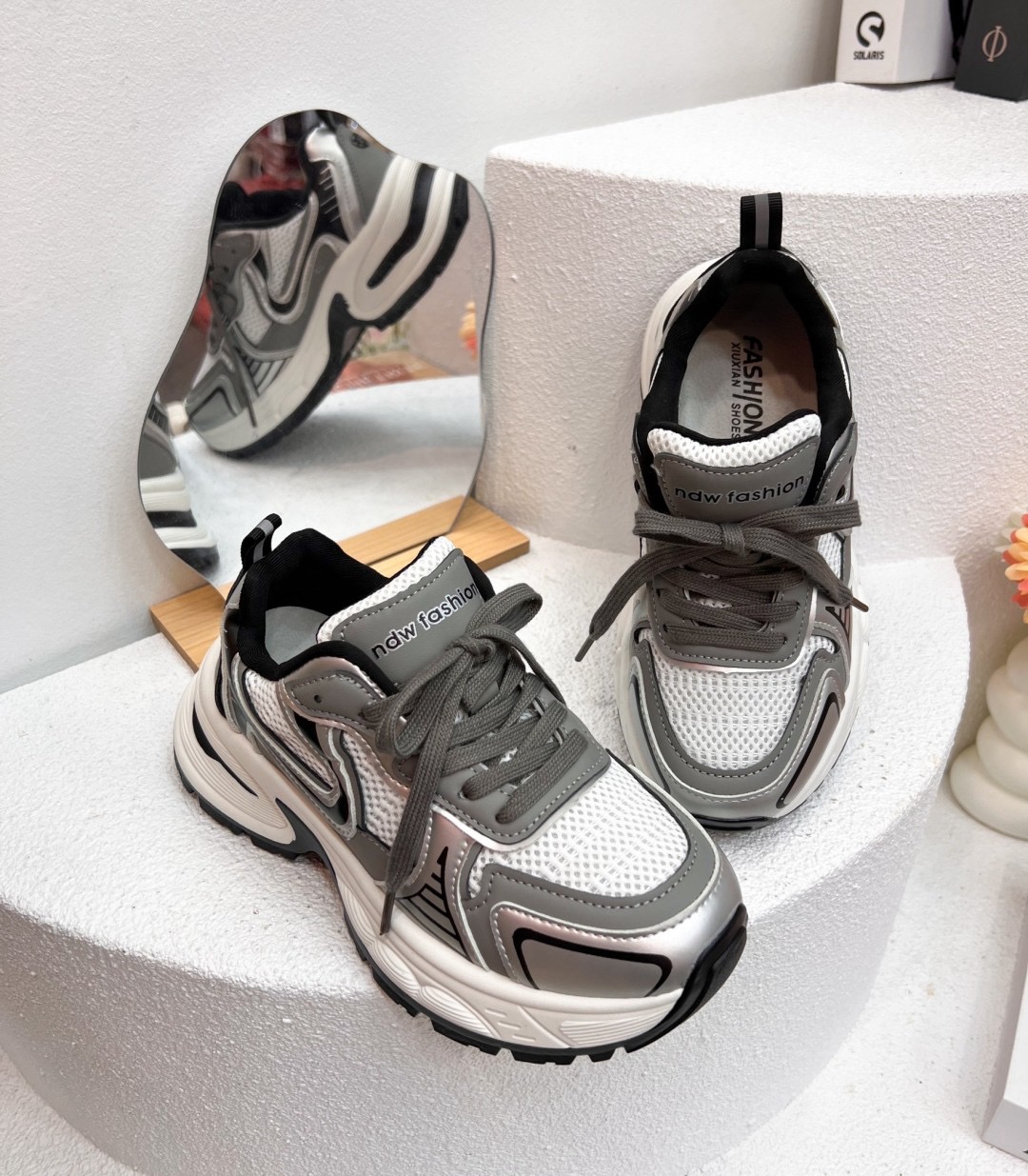 𝙉𝙀𝙒 𝙉𝙀𝙒 ‼️ มาเพิ่มรอบ3ค่ะ รองเท้าผ้าใบรุ่นนี้สวยมาก ทรงที่ฮิตมากตอนนี้ ผ้าใบพื้นหนา สีทูโทนสลับสวมมากใส่นิ่มใส่สบาย สาวๆสายstreet ต้องหลงรัก แมทช์กับชุดง่าย จัดเลยนะคะ