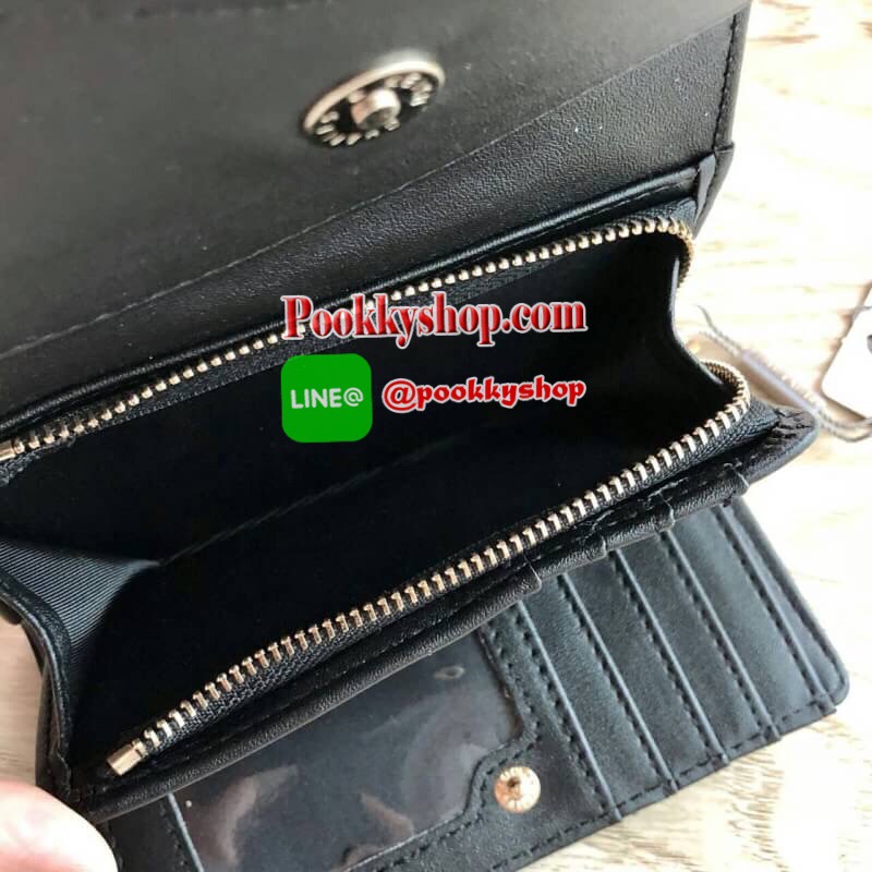 New!! Charles & Keith Front Flap Detail Wallet ด้านหน้าแต่งโลหะเหล็ก ปั๊มโลโก้แบรนด์ เปิด - ปิดด้วยกระดุมแม่เหล็ก ด้านในมีช่องใส่บัตร ช่องใส่รูป ช่องใส่ธนบัตร 2 ช่อง และช่องซิปใส่เหรียญ