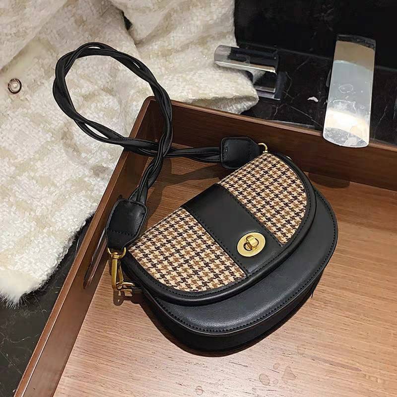 รุ่นใหม่ พร้อมส่ง!!!!!!! Shot bag สไตล์เอิร์ธโทนอีกหนึ่งรุ่น หนังคุณภาพดี ดีไซน์น่ารัก แถมสายสะพายให้2เส้น ถอดสายออกได้ทั้งคู่ เลือกใช้งานได้ตามชอบเลย