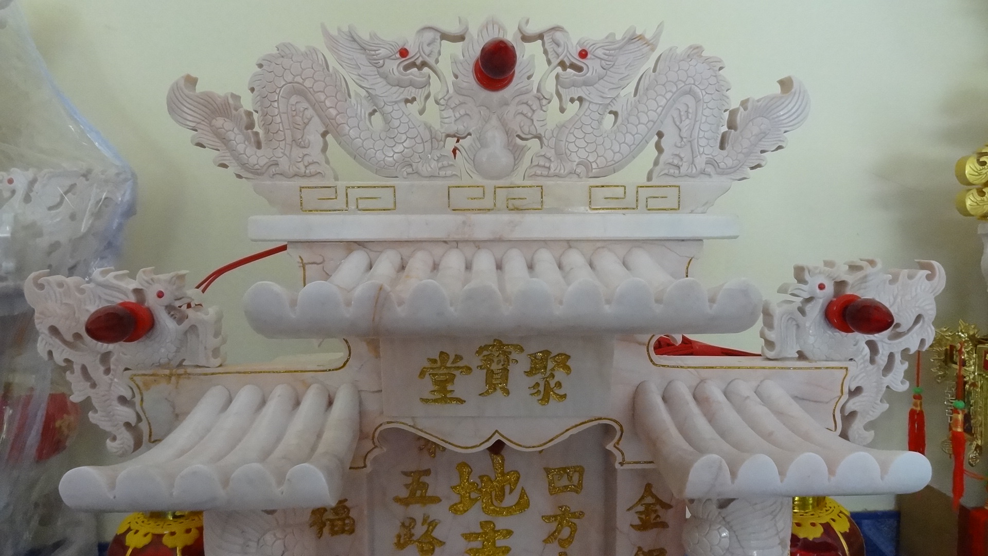 ศาลเจ้าที่ขนาด 16 นิ้ว(รุ่นร่มเย็น) 2 เสา 3 หลังคา 2หงส์ หินขาวชมพู