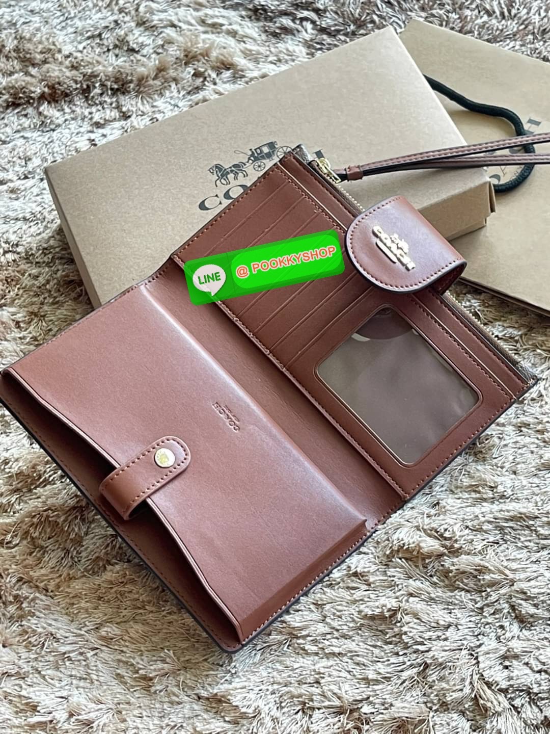 COACH TECH WALLET IN SIGNATURE CANVAS อีกหนึ่ง collection ของกระเป๋าสตางค์ที่ดีไซน์ทันสมัยให้ใช้งานได้แบบครบครัน เป็นกระเป๋าสตางค์ ที่มีช่องสำหรับใส่โทรศัพท์มือถือ ธนบัตร เหรียญ และบัตรต่าง ๆ ใช้งานแบบ2ด้าน เพิ่มความสะดวกสบายด้วยสายคล้องมือ ช่วยให้พกไปไหน