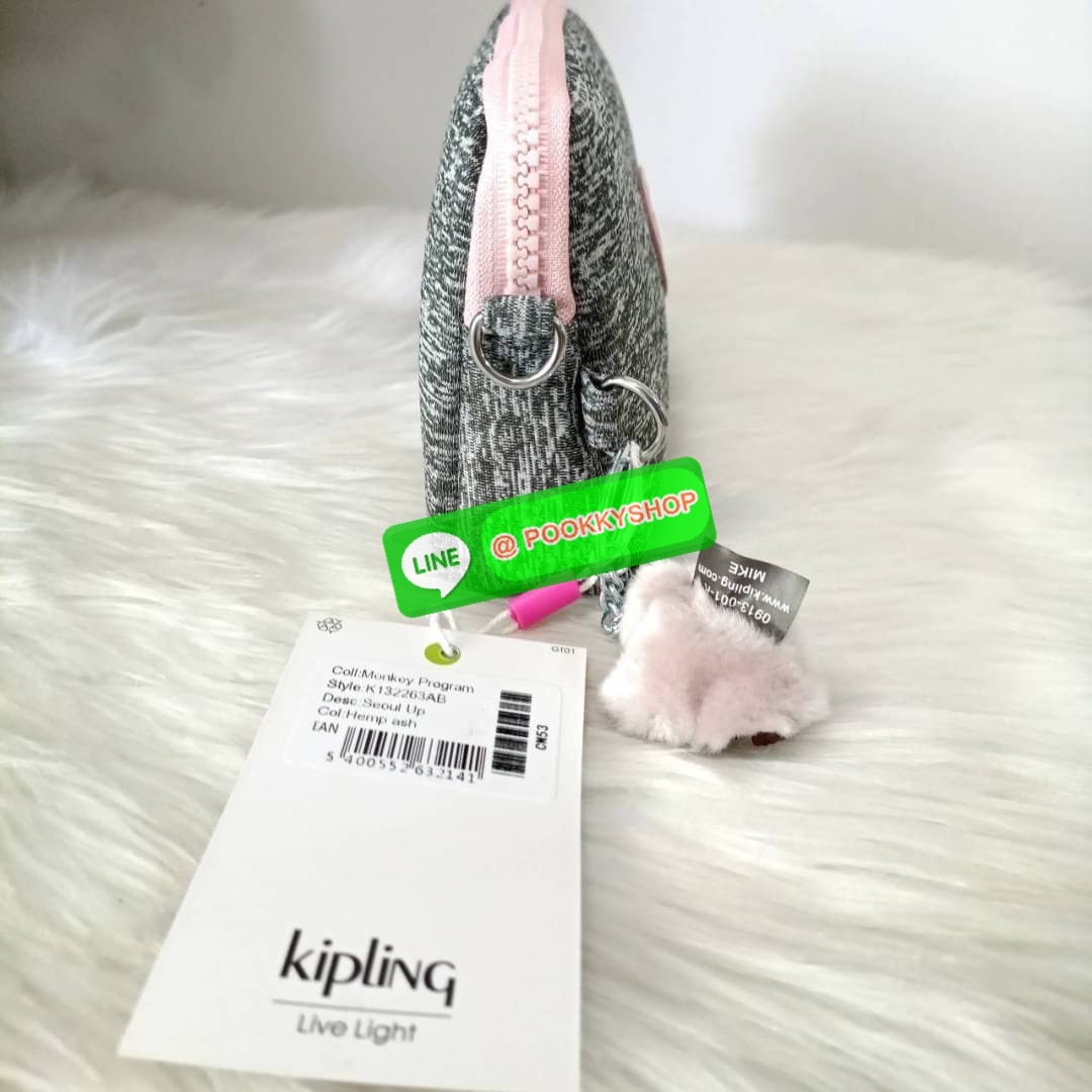 KIPLING 3 Monkey program Seoul up clutch & sling bag กระเป๋าคล้องมือ หรือ สะพายข้าง ขนาดเล็ก วัสดุ Nylon & Polyester 100% ใช้งานได้ 2 รูปแบบ มีสายสลับเปลี่ยนได้ทั้งแบบคล้องมือหรือสะพายข้าง เปิด-ปิดด้วยซิป ช่องหลักโล่ง มีช่องใส่บัตรด้านข้าง 6 ช่อง และช่องด