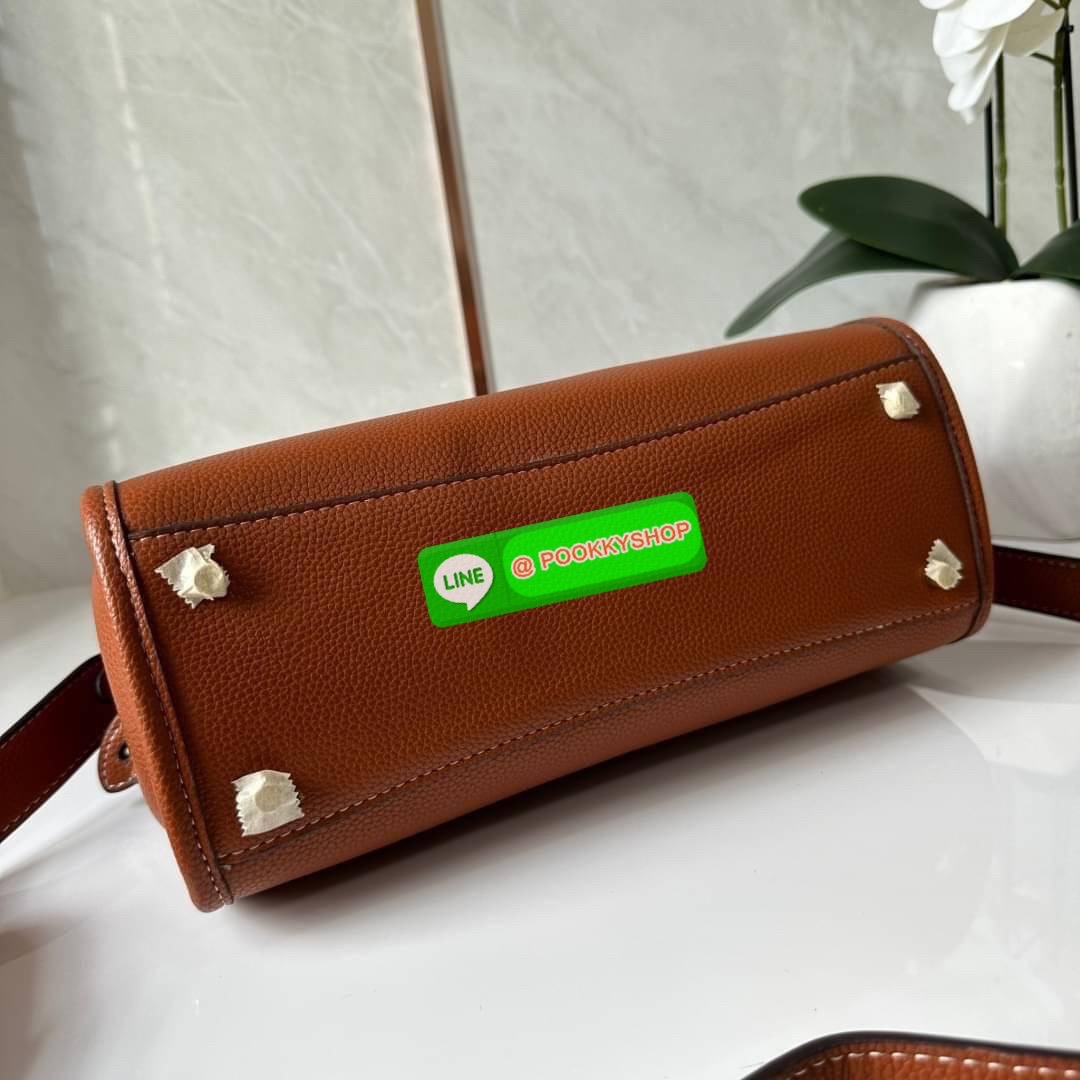COACH BROOKE CARRYALL 28 (CE733) กระเป๋าถือหรือสะพายข้าง สุดหรู ลุคคุณนาย ให้วัสดุแคนวาสตัดหนังแท้ ภายในกว้าง แบ่งช่องเป็นสัดส่วน มีช่องซิปตรงกลาง สายสะพายถอดออกได้ จะถือหรือสะพายแมทซ์ได้หลายลุคเลยค่ะ
