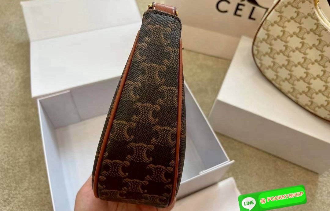 CELINE Ava bag in Triomphe canvas and leather กระเป๋าสะพายไหล่ รุ่นยอดฮิต ดีไซน์แบบสวยสับ รูปทรงคลาสสิคใช้งานได้ง่าย แมทช์ได้หลากหลายสไตล์ ภายในเป็นช่องโล่ง สามารถใส่มือถือ ใส่กระเป๋าสตางค์ได้ และมีช่องย่อยให้ใส่บัตรได้อีกด้วย สุดคุ้ม สุดปังแบบนี้ รีบตำก่