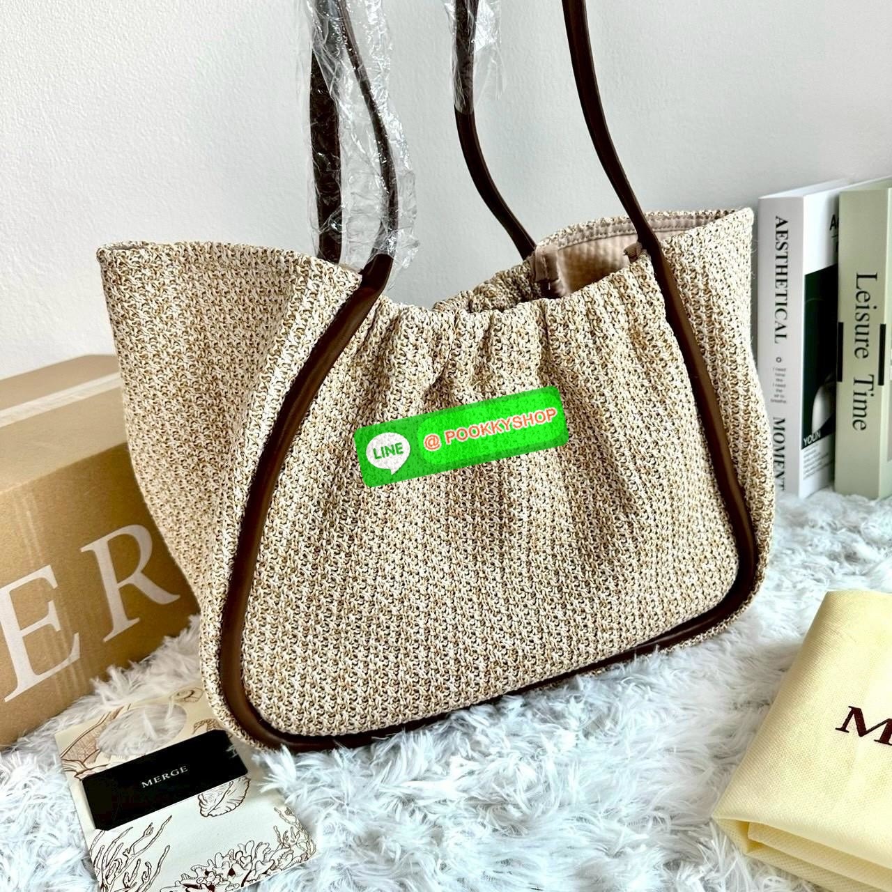 Merge A Day Bag SAND DUNE กระเป๋าทรงโท้ท พกไปทะเลก็ปัง ใช้ในเมืองก็สวยเกินต้านสานแน่น ทน แข็งแรง ไม่บอบบาง สามารถปรับได้สองรูปทรงด้านนายมีกระเป๋าหูรูดสามารถถอดออกได้ คุมโทนคาเฟ่-ทะเล สะพายถ่ายรูปมุมไหนก็เริ่ด ด้านในกว้าง จุเยอะ ใส่ของเที่ยววันหยุดสบาย ๆ