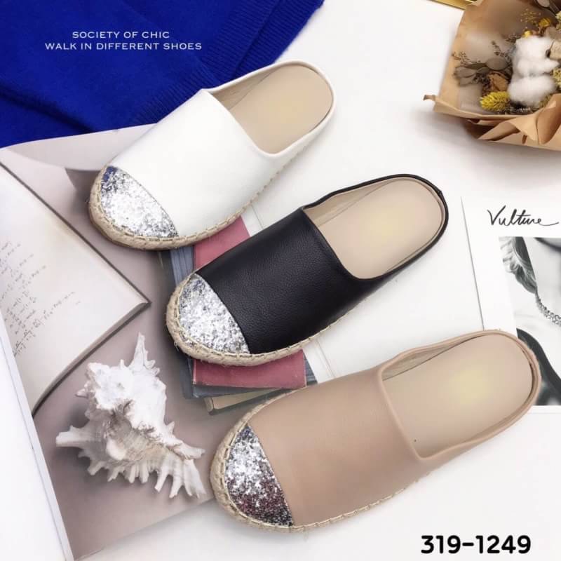 แบบขายดี พร้อมเสิร์ฟ!!! มาแรงสุดๆกับรองเท้า เปิดส้น หนังนิ่ม หัวกลมแต่งกากเพชร ใส่ไดดตลอดไม่มีเอาท์ match กับชุดได้หลากหลายสไตล์ พื้นนิ่มสวมใส่สบาย ห้ามพลาดเลยคร้าาา รองเท้าสวยพร้อมเสิร์ฟที่นี่ที่เดียวค่ะ