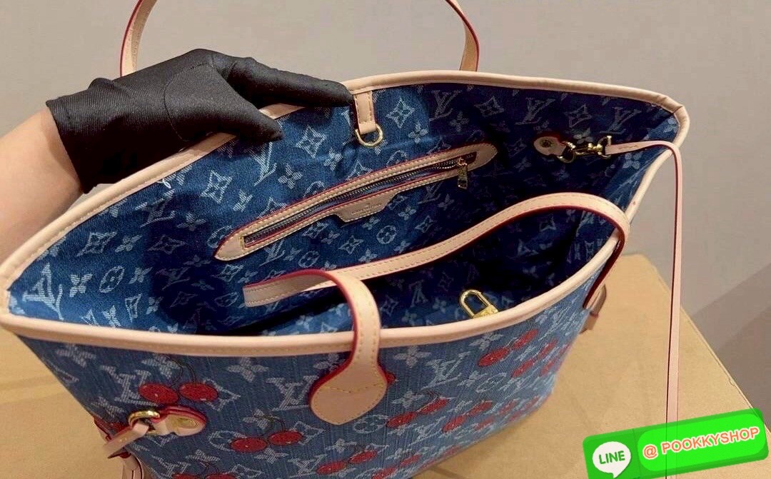 🕊️ พร้อมส่ง | LV Neverfull MM Monogram cherry denim 32cm กระเป๋าสะพายทรงโท้ทช้อปปิ้งใบใหญ่ โดดเด่นมีชีวิตชีวา ด้วยเดนิมวินเทจปักลายเชอร์รี่สีสันสดใสสะดุดตาสะท้อนสไตล์ไอคอนิก ผสานสไตล์ล้ำสมัยเปี่ยมฟังก์ชัน ยังคงมีความเป็นเอกลักษณ์ ดีไซน์ลวดลายโมโนแ
