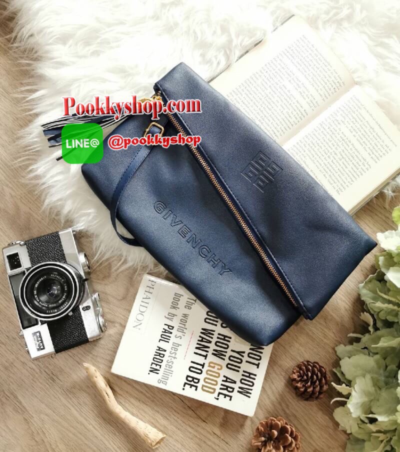 Best Seller!! Givenchy Parfums Black Leather Clutch (Premium From Counter Brand) กระเป๋าสะพายหนังนิ่มเรียบ Polyester100% สีดำเเบบสวยดูดีคลาสสิคไม่มีเอ้าท์ เปิดปิดด้วยซิป อะไหล่ทอง หัวซิปประดับพู่ ด้านหน้าปั้มโลโก้ GV ตัวใหญ่ ภายในมีช่องเล็กใส่ ipad กระเป๋