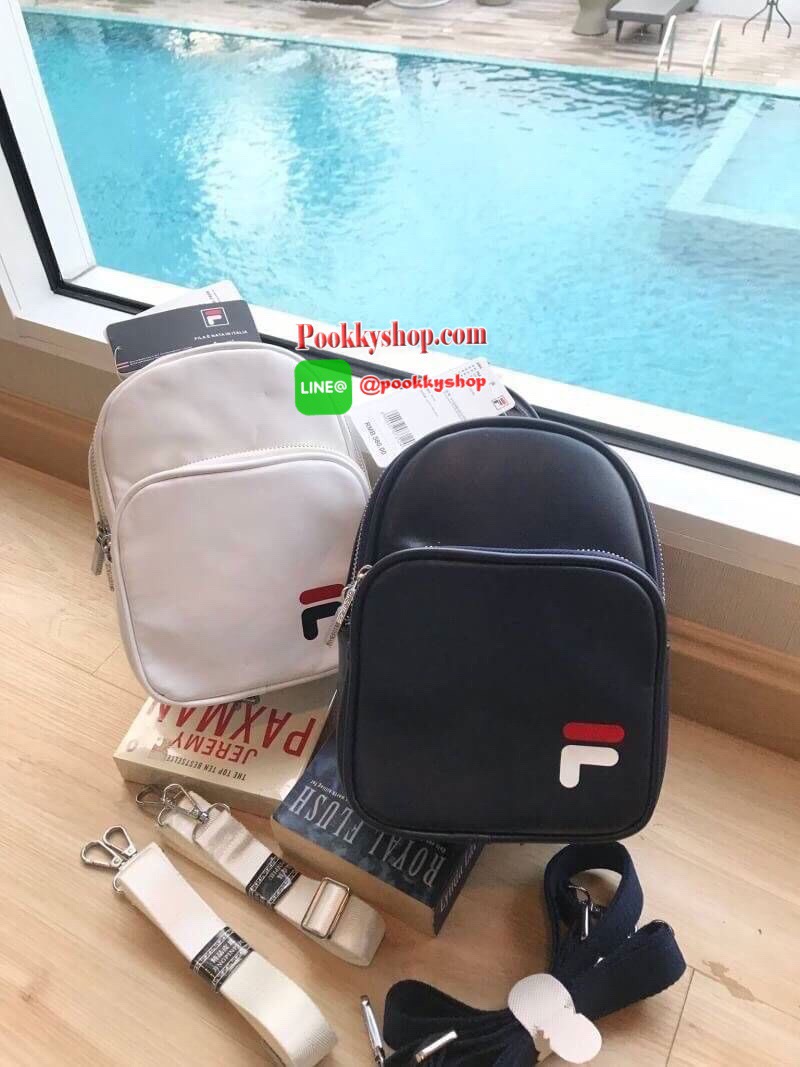 FILA 2WAY MINI BACKPACK กระเป๋าเป้หรือสะพายข้างสไตล์ Sport รุ่น Limited Edition ขนาดมินิ กำลังดี หนังนิ่มตั้งอยู่ทรง กันน้ำและน้ำหนักเบา ด้านหน้าสกรีนโลโก้แบรนด์ ด้านหน้าช่องซิปใส่ของจุกจิก ช่องหลักเปิดปิดด้วยซิปสะดวกใช้ หัวซิปแบรนด์ ภายในมีช่องใส่ของ หูจ
