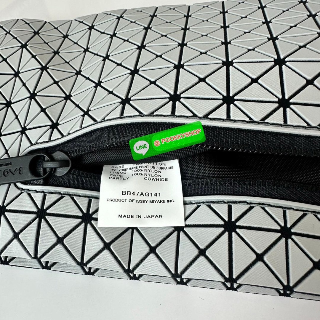 BaoBao Issey Miyake baton belt bag 🔖กระเป๋าคาดเอว/คาดอก เอกลักษณ์โดดเด่นตลอดทั้งใบ สุดเทห์ น้ำหนักเบาพกพาสะดวก 🔖วัสดุ: โพลียูรีเทนผสมหนัง 🔖เปิด-ปิดแบบซิปบน และมีช่องซิปด้านหน้า ภายในมีช่องแยกสัดส่วน 2 ช่อง ซับในผ้าไนลอน 🔖สา