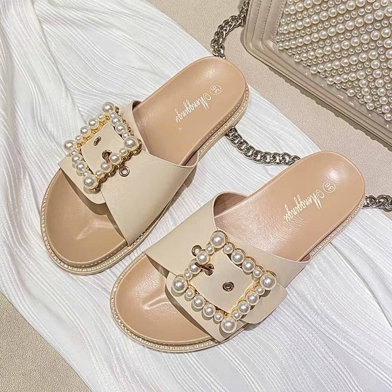 รองเท้าแตะรุ่นนี้บอกเลยว่าสวยมาก ด้านหน้ามีมุกประดับเป็นทรงสีเหลี่ยม ด้านข้างของรองเท้ายังมีเพรชเล็กๆติดรอบรองเท้าคือเริ่ดมาก เป็นรองเท้าแตะที่ไม่เหมือนใครมีดีเทล คู่นี้พลาดไม่ได้เลยนะคะ