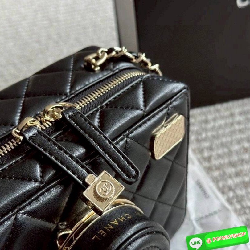 Chanel 24 camera bag Spring 2024 กระเป๋าสะพายทรงกล้อง เก๋มากสุดไอคอนิก ดีไซน์เป็นเอกลักษณ์ ดูแพงเกินเรื่อง มีความโดดเด่นดีไซน์คล้ายเลนส์ด้านหน้าเปิดเป็นกระจกได้ มาพร้อมสายสะพายยาว รูดใช้งานด้วยซิป ภายในโล่งกว้าง ใส่ของสำคัญต่างๆได้ครบ เป็นไอเท็มที่ตอบโจทย