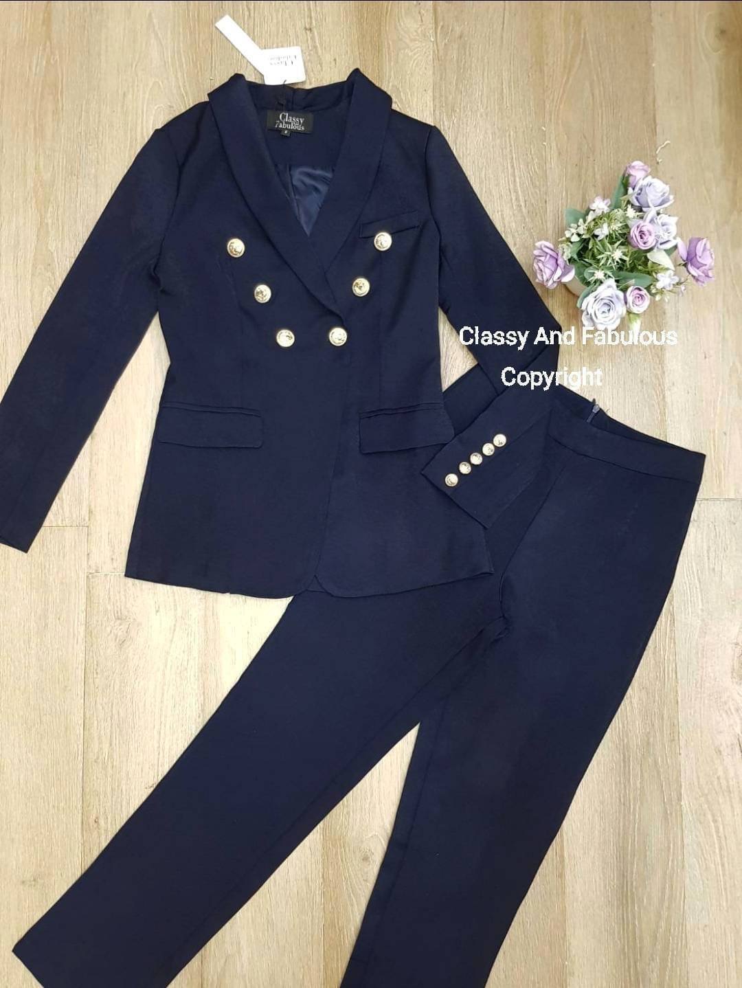 เสื้อสูท กางเกงขายาว เสื้อคอสูท ผ้าเรียบกระดุมทอง6เม็ด ปลายแขนก็ติดกระดุมเรียงมีกระเป๋าล้วงได้จิง ทั้ง2ข้าง มาพร้อมกางเกงขายาว ซิปหลัง เนื้อผ้าดีฝุดๆ ใส่แล้วหรูแบบเซเลบ มีความเกร๋ใส่ทำงานก็ได้ หรือใส่ได้ทุกโอกาส สาวๆต้องมีไว้นะคะเพราะผ้าเราดีจริงๆมากไม่ผิ