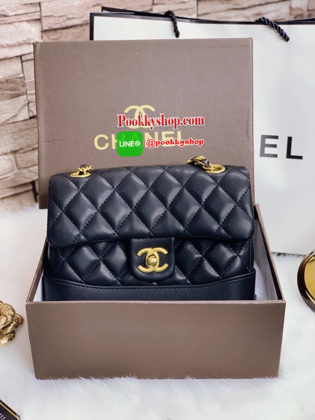 VIP CHANEL RING BAG กระเป๋าถือ / สะพายข้าง วัสดุหนังแกะลายตาราง ด้านหลังมีช่องใส่ของ เปิดปิดด้วยตัวล็อค ใส่ของได้พอสมควรค่ะ เช่น iPhone plus /กระเป๋าเงินใบสั้น-กลาง และของจุกจิกอื่นๆ สายสะพายเก็บด้านในได้ สะพายได้ 2 แบบ สวยเรียบเก๋ ต้องยกให้ใบนี้เลยค่ะ