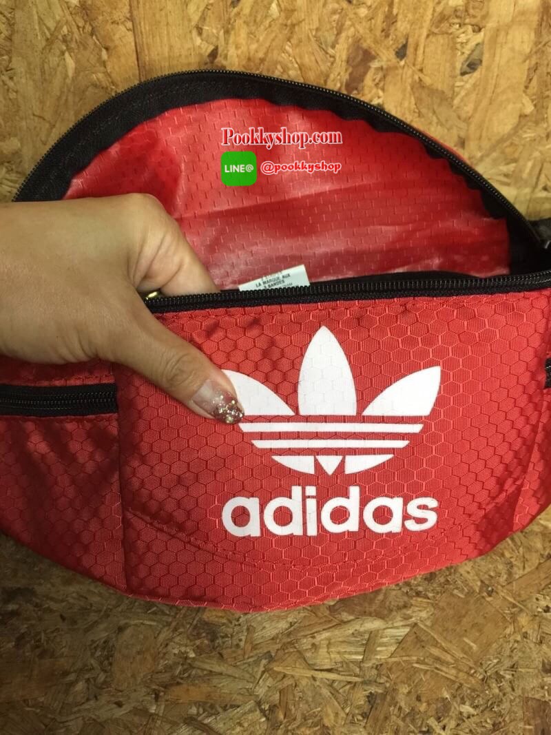 พร้อมส่ง ..... Adidas Originals National Waist Pack Factory กระเป๋าคาดอกและเอว เป็นอีกรุ่นที่ได้รับความนิยมเป็นอย่างมาก ด้วยแบบและดีไซน์ขนาดที่พอเหมาะ ใช้ได้ทุกเพศทุกสไตล์ กระเป๋าทำจากผ้าไนลอนลื่น น้ำหนักเบา ขนาดกำลังดี ดีจุของได้เยอะคะ เปิด-ปิดด้วยซิป ด้