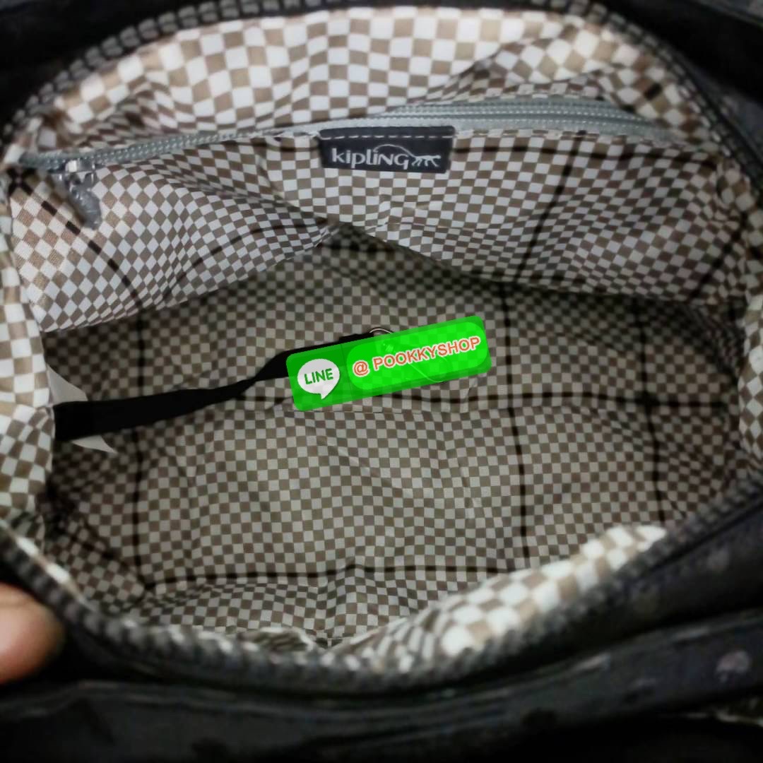 KIPLING ELISE HANDBAG กระเป๋าถือและสะพายไหล่ วัสดุ Nylon +Polyester ขนาดกำลังพอดี จุของได้มาก มีหูจับสองสาย ถือสะดวก น้ำหนักเบา มีช่องซิป ด้านหน้า ช่อง กระเป๋าหลักเปิด-ปิดด้วยซิป มี3 ช่องว่างใส่ของได้จุมากๆ ใส่มือถือได้ กระเป๋าสตางค์ใบยาว และ เครื่องสำอาง