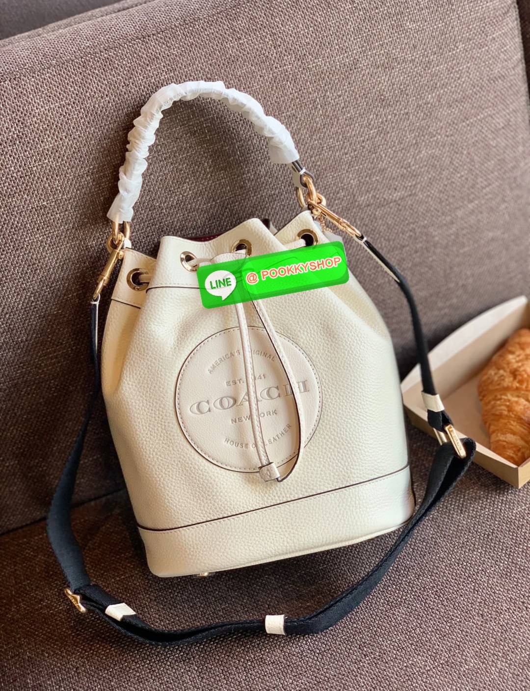 New arrival! 🌈น้องใหม่ล่าสุด สวยหรู ดูดีมากๆค่ะ! COACH DEMPSEY DRAWSTRING BUCKET BAG ((C4100//C4102)) พร้อมส่งที่ไทยค่ะ! กระเป๋าทรงขนมจีบ หนังแท้นิ่มสวยมากๆค่ะ จุดเด่นด้านหน้าปั้มโลโก้แบรนด์ ปากกระเป๋าแบบหูรูดใช้งานง่าย ภายในสามารถใส่ของจำเป็นในชี