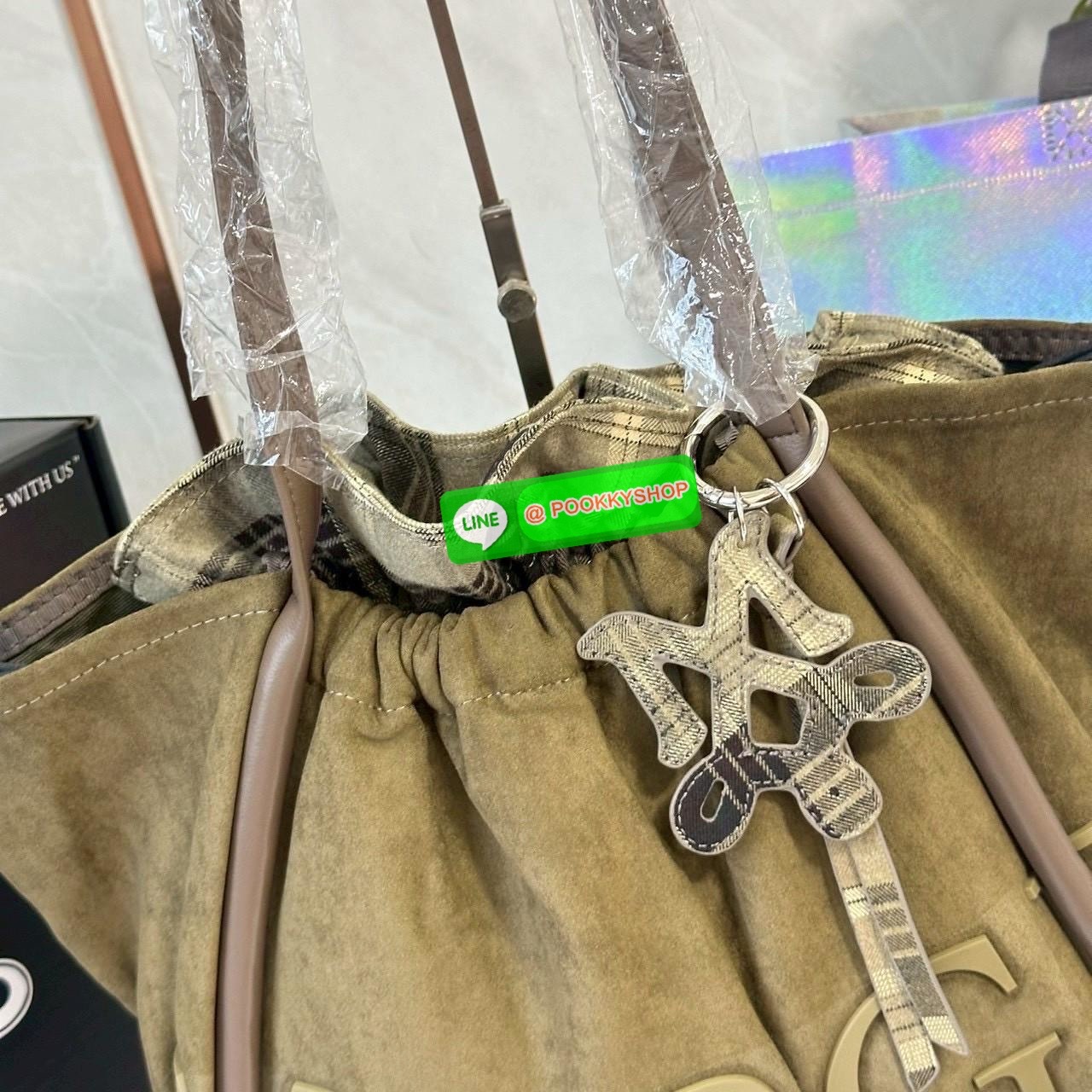 Merge A Day Bag Medium - Suede Edition (Limited) 🔖กระเป๋าสะพายไหล่ size ใหม่ ขนาดกระทัดรัดขึ้น แต่ยังสามารถจุของได้เยอะเหมือนเดิม ปรับสายกระเป๋าเป็นแบนสะพายทั้งวันไม่รู้สึกเมื่อยไหล่คะ