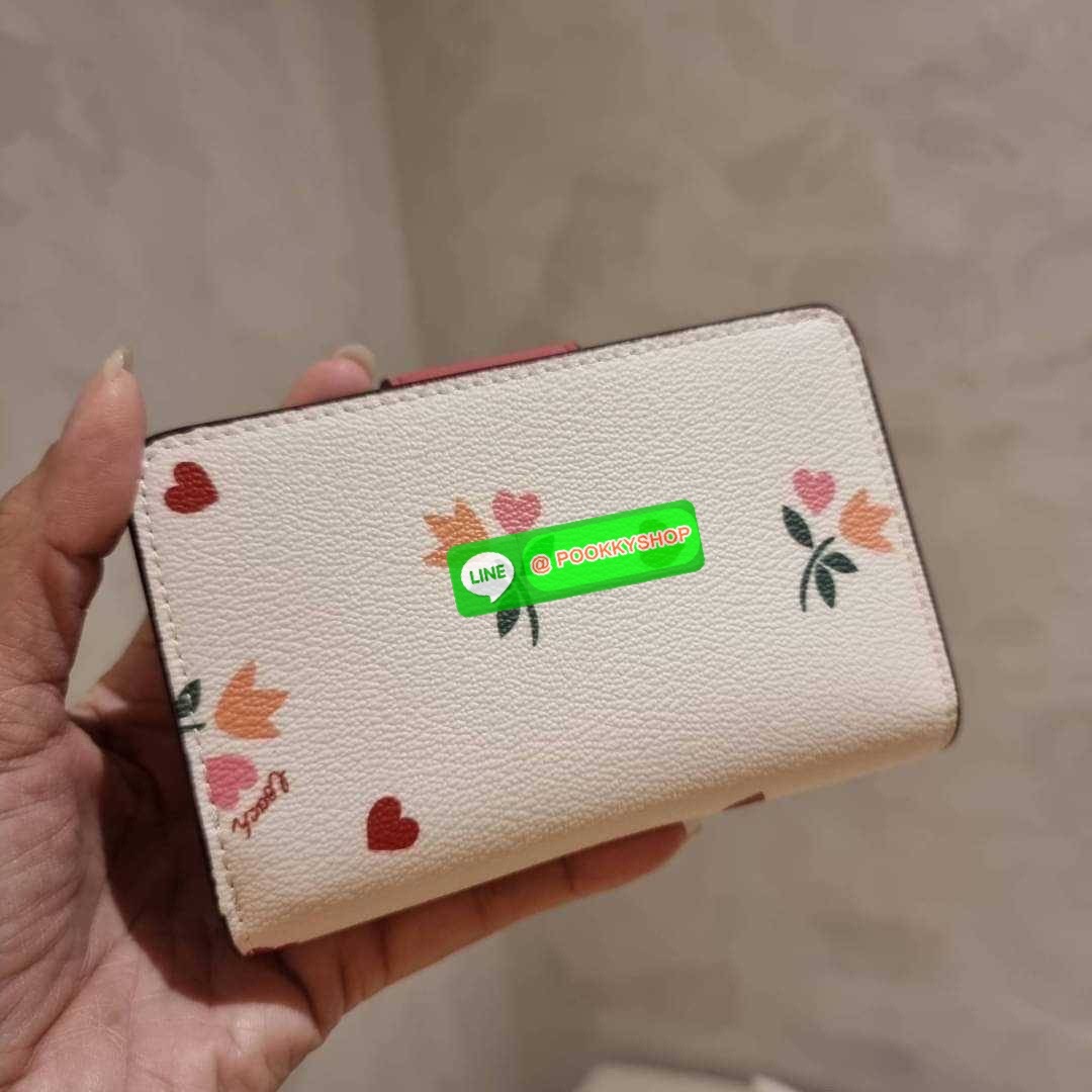 COACH C8730 MEDIUM CORNER ZIP WALLET IN SIGNATURE CANVAS WITH WILDFLOWER PRINT คอลเลคชั่นใหม่ กระเป๋าสตางค์ใบกลาง ดีไซน์ใหม่ สุดหรู คละลายพริ้นท์เต็มใบ น่าใช้ไปอีก วัสดุหนังแคนวาสเคลือบลาย ภายในมีช่องใส่บัตร ใส่ธนบัตรได้ครบ และมีช่องซิปแยก ใบจริงสวยมากๆ แ