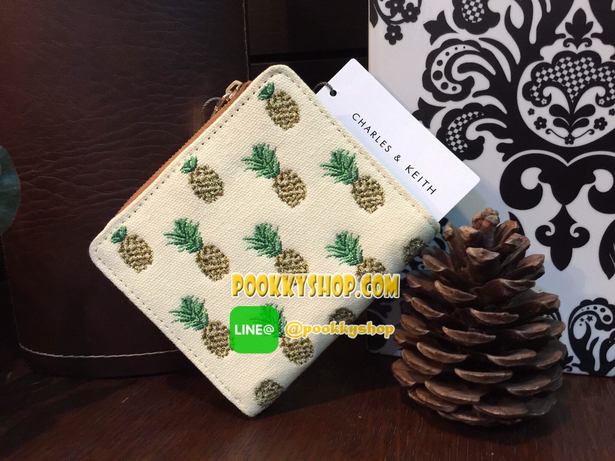 รุ่นใหม่รับซัมเมอร์! NEW! CHARLES & KEITH BEIGE BOXY PINEAPPLE WALLET กระเป๋าสตางค์ใบสั้นพับ 3 ตอน รุ่น Limited Edition วัสดุ Canvas ปักลายสับปะรดดีไซน์สวยเก๋ไม่ซ้ำใคร ภายในมีช่องซิปสำหรับใส่เหรียญ หัวซิปปั้มโลโก้ มีช่องใส่บัตรหลายช่องพร้อมช่องใส่ธนบัตร ส
