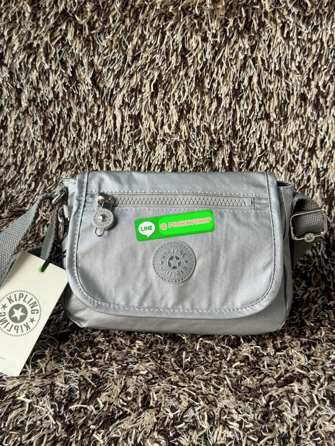 Kipling Sabian Crossbody Mini Bag (AC8280) เป็นอีกหนึ่งกระเป๋าขนาดกะทัดรัด สามารถจัดเก็บของได้เป็นระเบียบ และใส่สิ่งของจำเป็นได้มากกว่าที่คิด โดยมีช่องใส่ของมากมายทั้งด้านหน้า 1 ช่อง ด้านในของกระเป๋า 2 ช่อง อีกทั้งสายสะพายยังสามารถปรับความสั้นยาวได้ตามต้อ