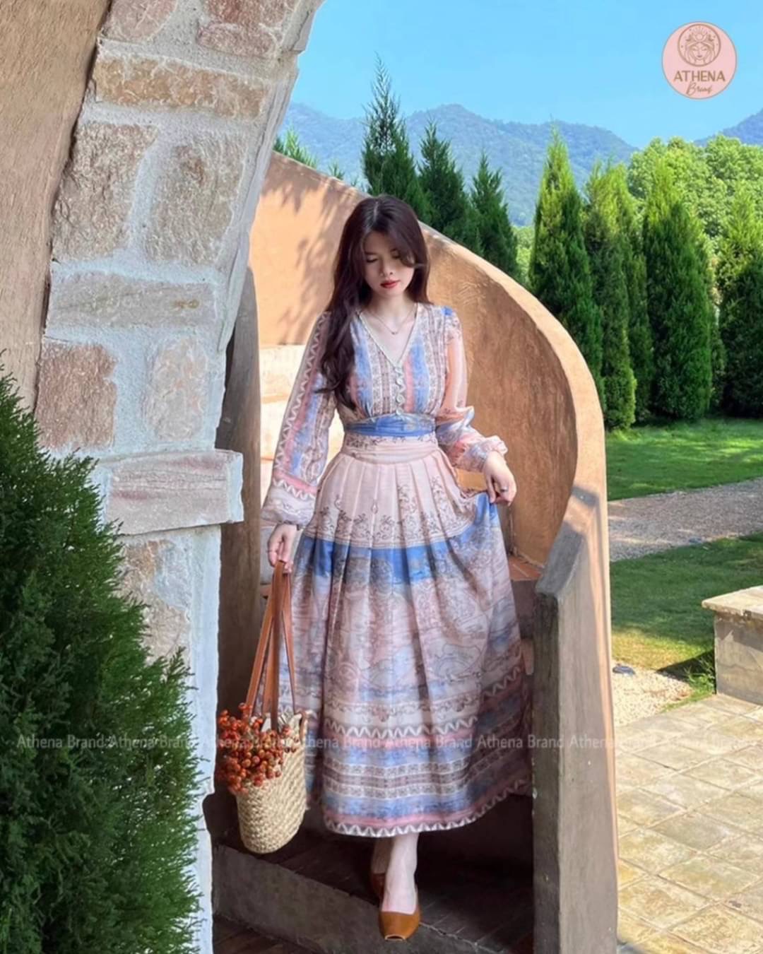 Maxi Dress พิมพ์ลายวินเทจสไตล์มาในโทนสีสุดละมุน ดีไซน์คอวีแขนยาวพองจั๊มพ์ มีกิมมิคตกแต่งกระดุมและลูกไม้หวานๆ ตัวเดรสเย็บจับจีบ มาพร้อมกับซับในและซิปด้านข้าง ผ้าเริ่ด คีพลุคเจ้าหญิงเจ้าใจ ใส่แล้วสบายผิวสุดๆ