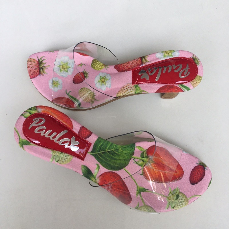 P015 เกี๊ยะไม้หน้าใส ออกแบบส้นใหม่ สวยน่ารัก จริงๆนะคะ ดูทรงสูงด้วยเทคนิคส้น แต่ความสูงแค่ 2.2 นิ้ว เท่านั้น งานส้นไม้แท้ พื้นล่างติดยางกันลื่น ทรงสวมหน้าใส สวยทน ส้นแข็งแรงมาก ยึดด้วยนอตเกลียวปล่อยเลยนะคะ ไม่มีคำว่าส้นจะหลุดได้เลย 200 โล พี่ไม่หวั่น^^ วั