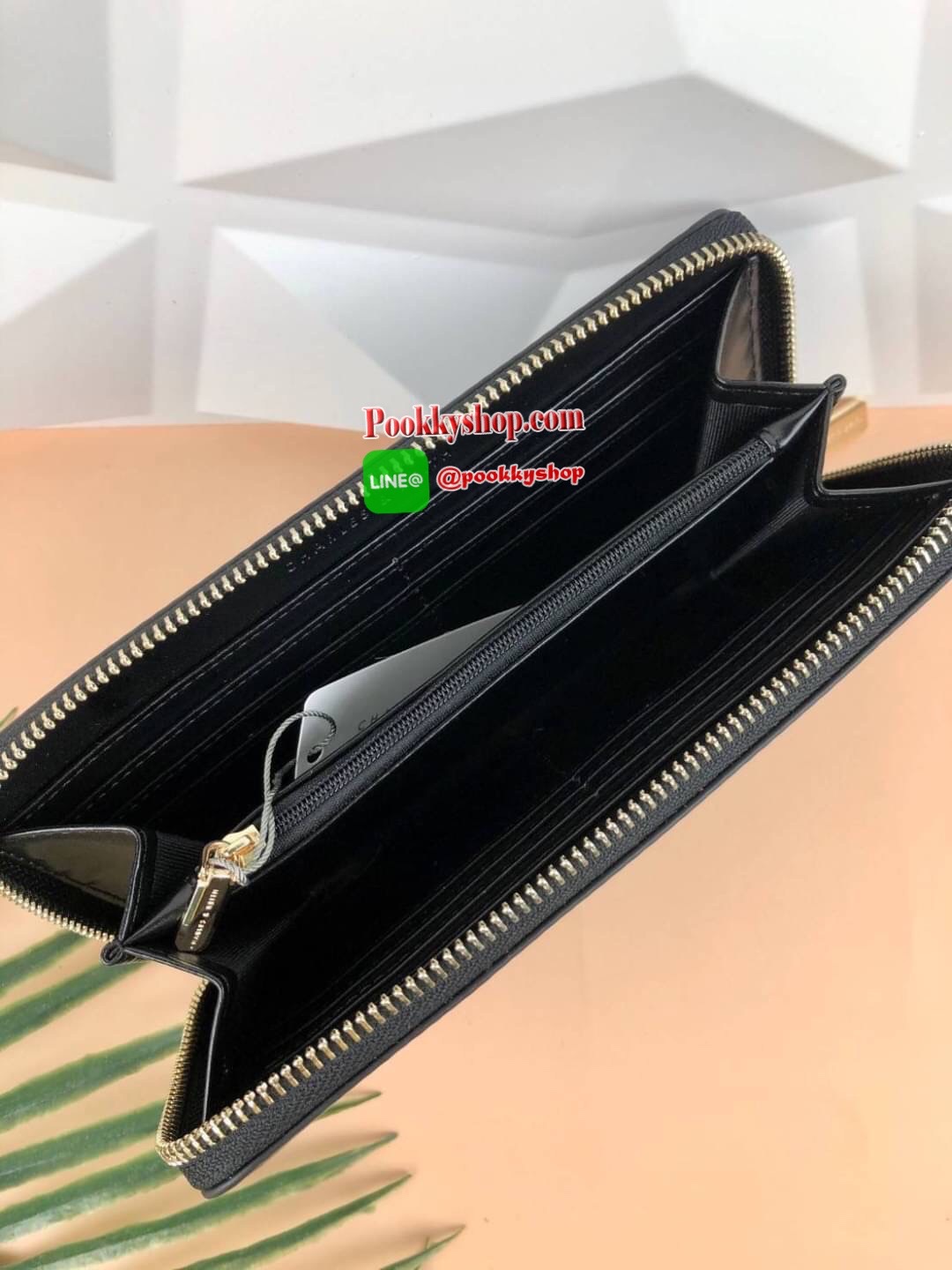 CHARLES & KEITH CROC-EFFECT MINI LONG WALLET กระเป๋าเงินใบยาวซิปรอบ ตัวหนังกระเป๋าพิมพ์ลายจรเข้ (croc) ด้านนหน้าปั๊มแบรนด์ เปิดปิดแบบซิปรอบ ก้านในจุบัตรได้ถึง 12 ใบ มีช่องซิปใส่เหรียญตรงกลาง จุบัตรจุแบงค์ สามารถใส่ iPhone plus ได้ค่า มีใบเดียวใช้ออกไปซื้อ