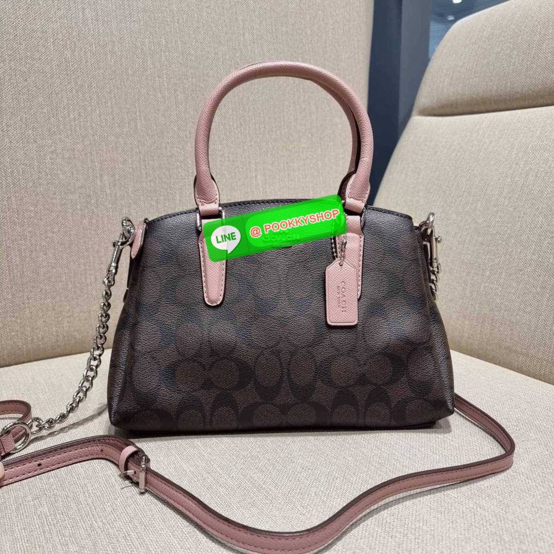 COACH F29434 MINI SAGE CARRYALL IN SIGNATURE CANVAS รุ่นยอดฮิต!! ที่สุดของกระเป๋าสะพายขายดี ต้องทรงถังมินิรุ่นนี้ วัสดุหนังแคนวาสเคลือบลาย สวย คลาสสิค มาพร้อมสายสะพายข้างและหูหิ้วในตัว ถอดออกถือคล้องแขนเก๋ๆ หรูๆยังได้ ภายในเป็นช่องโล่ง แบ่งสัดส่วนอย่างดี