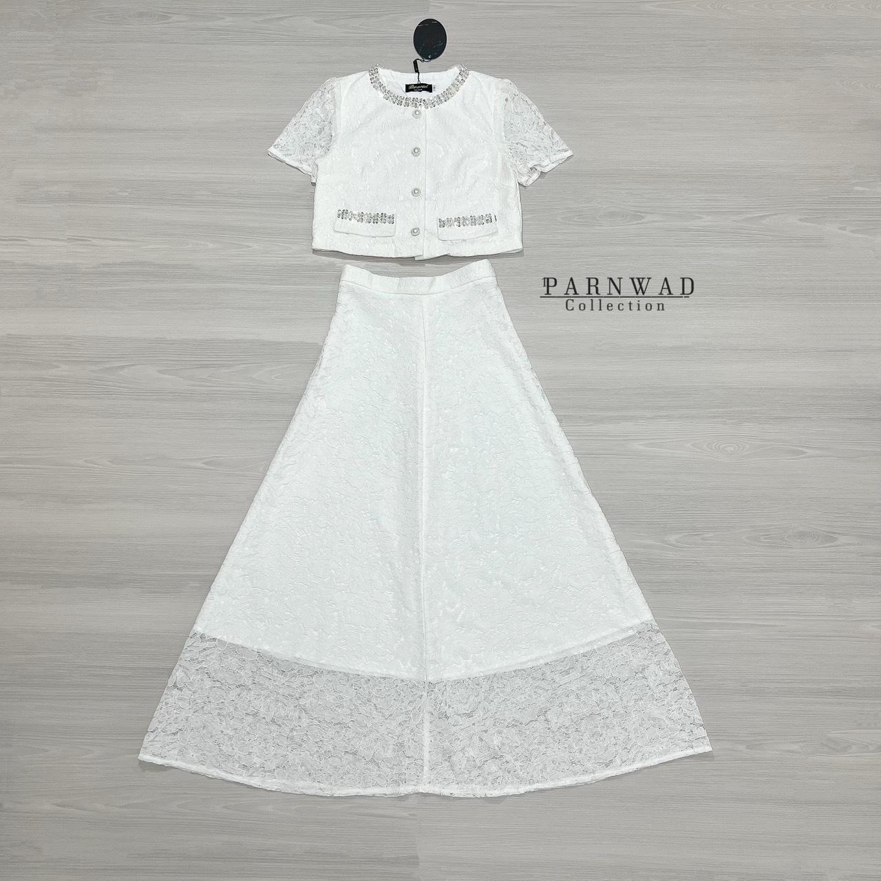 ชุดเซทแฟชั่น Set เสื้อลูกไม้เนื้อนิ่มกระดุมหน้าแต่งเลื่อมสีเงินที่คอและกระเป๋า มาพร้อมกับกระโปรงลูกไม้เอวสูง