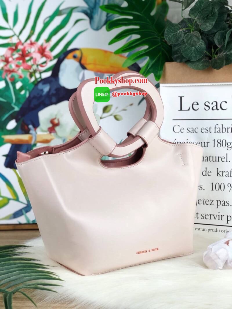 CHARLES & KEITH SCULPTURAL HANDLE WOVEN TOTE กระเป๋าสะพาย/ถือทรงสวยแปลกตาจากแบรนด์มาพร้อมส่งแล้วค่า รุ่นนี้จะเก๋ตรงหูหิ้วกระเป๋า มีหมุดรองฐานทั้ง 4 มุม เปิดปิดด้วยซิป ด้านมีช่องซิปเล็ก 1 ช่อง รุ่นนี้จุของมากๆเลยค่า ใส่iPhone plus/กระเป๋าเงินใบยาวและของจุก