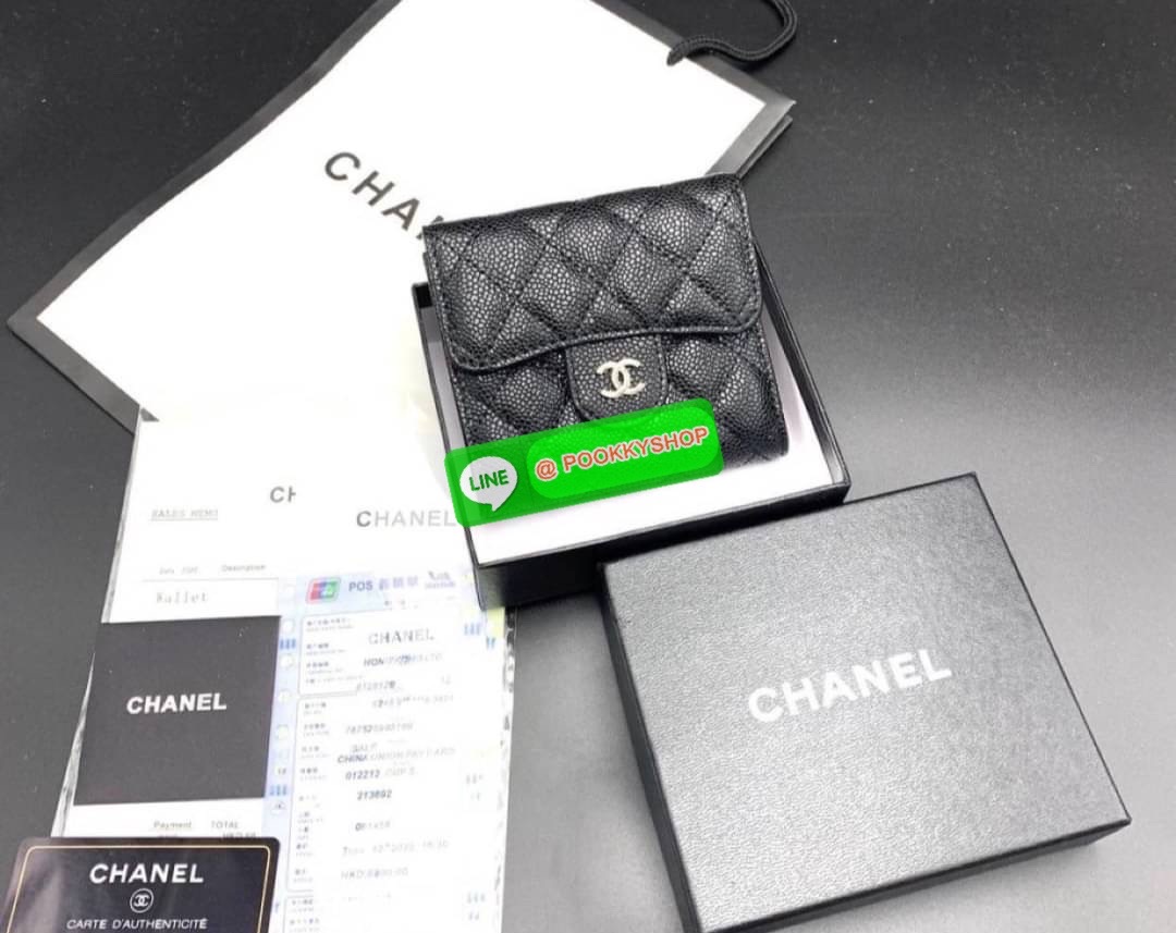 กระเป๋าสตางค์ Chanel หนังแกะเรียบ & คาเวียร์ สวยอยู่ทรง ด้านหน้าประดับโลโก้แบรนด์สวยน่าใช้ เป็นกระเป๋าขนาดกลางสามพับ ดูดีมีระดับใช้ได้ทุกโอกาส มีช่องใส่เยอะธนบัตร ช่องใส่บัตรมากกว่า 9 ช่อง และในอีก 1 ช่อง เปิด-ปิดด้วยกระดุม