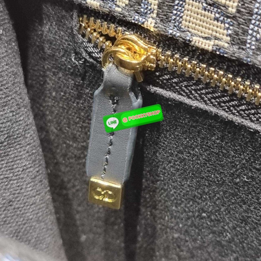 CD 30 MONTAIGNE BAG 🔆 Details กระเป๋าสะพายข้างสุดฮอต จากเคาน์เตอร์ dutyfree ที่สาวๆต้องไม่พลาด ทรงสวยมีกิมมิคในตัว ดูแพง ดีไซน์ย้อนยุคเป็นเอกลักษณ์ เปิด-ปิดด้วยอะไหล่กดล็อคแน่นหนา ใช้งานง่าย ด้านหลังมีช่องใส่ของจุกจิกได้ ภายในเป็นช่องโล่ง ใส่ของสำ