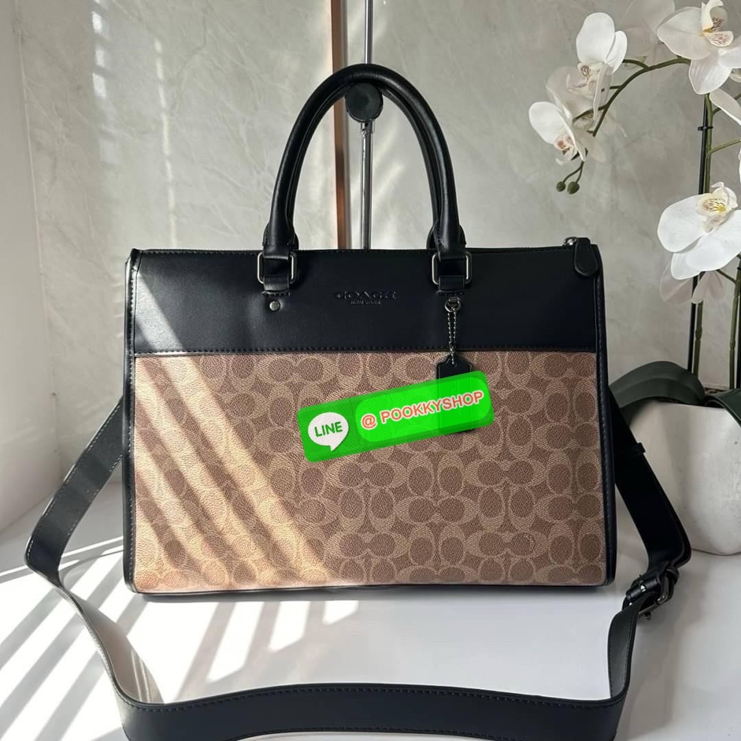 Coach Gotham Folio In Signature Canvas c2682 🔖กระเป๋าใส่เอกสาร Gotham เป็น กระเป๋าเอนกประสงค์ทำให้จัดเก็บเอกสารได้อย่างเรียบง่าย 🔖วัสดุ: แคนวาสตัดหนังแท้ 🔖เปิด-ปิดแบบซิป ด้านบน ภายในมีช่องแยกใส่เอกสารมีพื้นที่สำหรับใส่แล็ปท็อปขนาด