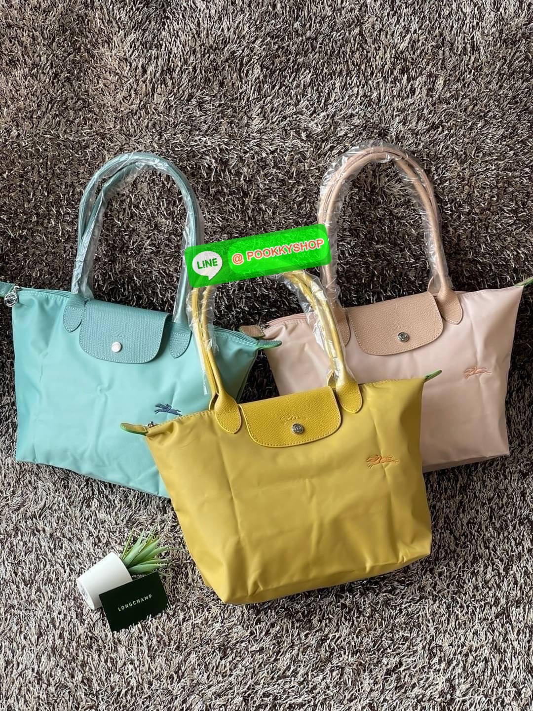 LONGCHAMP LE PLIAGE GREEN Shoulder bag S กระเป๋าใบนี้ดึงดูดใจคุณด้วยรูปทรงมินิมอลและกะทัดรัด หูกระเป๋าที่ยาวช่วยให้คุณสะพายไหล่ได้อย่างสบาย การปิดด้วยซิปช่วยให้มั่นใจได้ว่าสิ่งของทั้งหมดของคุณปลอดภัย Longchamp ดึงแรงบันดาลใจจาก origami สร้าง LE Pliage Gre