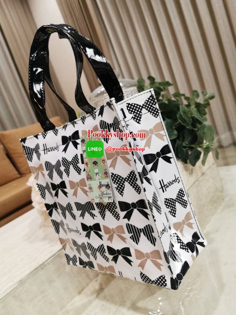 ลายนี้เข้าแล้วนะคะ! พร้อมส่งไอเท็มยอดนิยม! Harrods London Top-handle Shopping Bag กระเป๋า Shopping แบรนด์ดังจากอังกฤษรุ่นยอดนิยมวัสดุ PVC+Polyester 100% ของแท้เนื้อหนาอยู่ทรงกันน้ำ ขนาดกำลังดี น้ำหนักเบา เปิดปิดด้วยซิปสะดวกใช้หัวซิปปั้มโลโก้แบรนด์อะไหล่เง