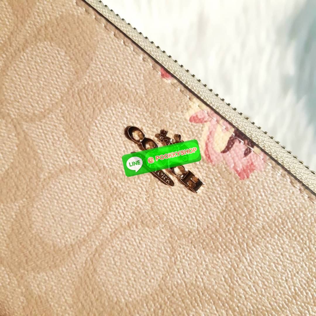 COACH F73345 ACCORDION ZIP WALLET IN SIGNATURE WITH LILY PRINT กระเป๋าสตางค์ใบยาว ลวดลายดอกลิลลี่ (lily)(lily)(lily) สีละมุนน่าใช้สุดๆ วัสดุหนังแคนวาสเคลือบ เปิด-ปิดด้วยซิปรอบ รูดใช้งานง่าย ใส่มือถือได้ ใส่บัตร ใส่ธนบัตรได้สบายๆ สวยเกินราคาแบบนี้ สาวๆห้าม