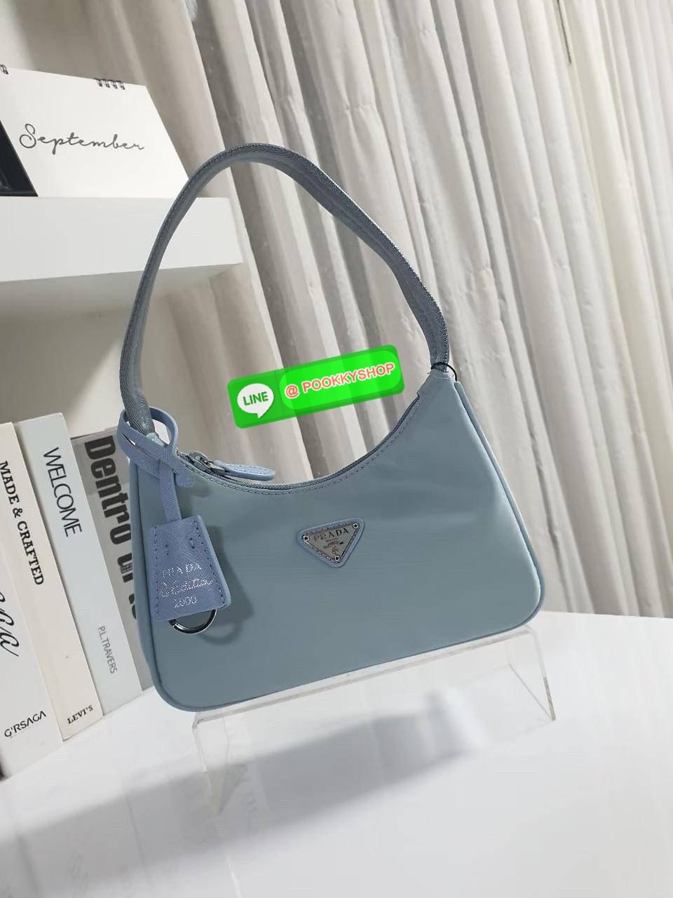 รุ่นใหม่แนะนำ!! รุ่นขายดีในตำนานค่ะ กับงานพรีเมี่ยมกิ้ฟท์ PRADA NYLON HANDBAGS ขนาดกะทัดรัด #อะไหล่เงิน วัสดุทำจากผ้าNylon อย่างหนา อยู่ทรง กันน้ำได้ หายห่วงคะ ด้านหน้ามีโลโก้แบรนด์ เปิดปิดด้วยซิป มาพร้อมสายผ้า ไม่สามารถถอดได้ ภายในบุผ้าลายPrada และป้ายโล