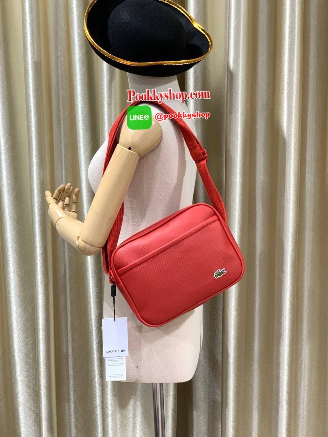 ลาคอส Classic Shoulder Bag Crossbody Bag กระเป๋าสะพายที่สามารถสะพายได้ทั้งสายคู่และสายเดี่ยว รูปทรงกว้างในลักษณะแนวนอน ใส่กระเป๋าสตางค์ยาว มินิไอแพคได้วัสดุpvc100% กันน้ำได้ เปิดปิดด้วยซิปเดียวใช้งานง่าย ด้านหน้ามี1ช่องใช้งานเสียบมือถือหรือของจุกจิกได้