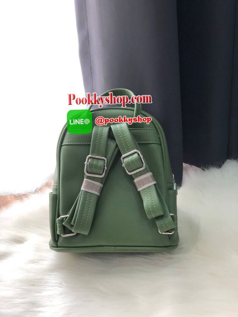 STARBUCKS BACKPACK กระเป๋าเป้สุดน่ารัก ขนาดกำลังพอเหมาะสำหรับใส่ของระหว่างวัน และช่องจัดเก็บอีกหลากหลายรูปแบบ ดีไซน์สวยนับเป็นอีกหนึ่งกระเป๋าเป้ที่พร้อมให้คุณได้สะพายออกไปข้างนอกได้ทุกวันอย่างมั่นใจ เพราะแมทช์เข้ากับทุกลุค รุ่นนี้แนะนำเลยค่า