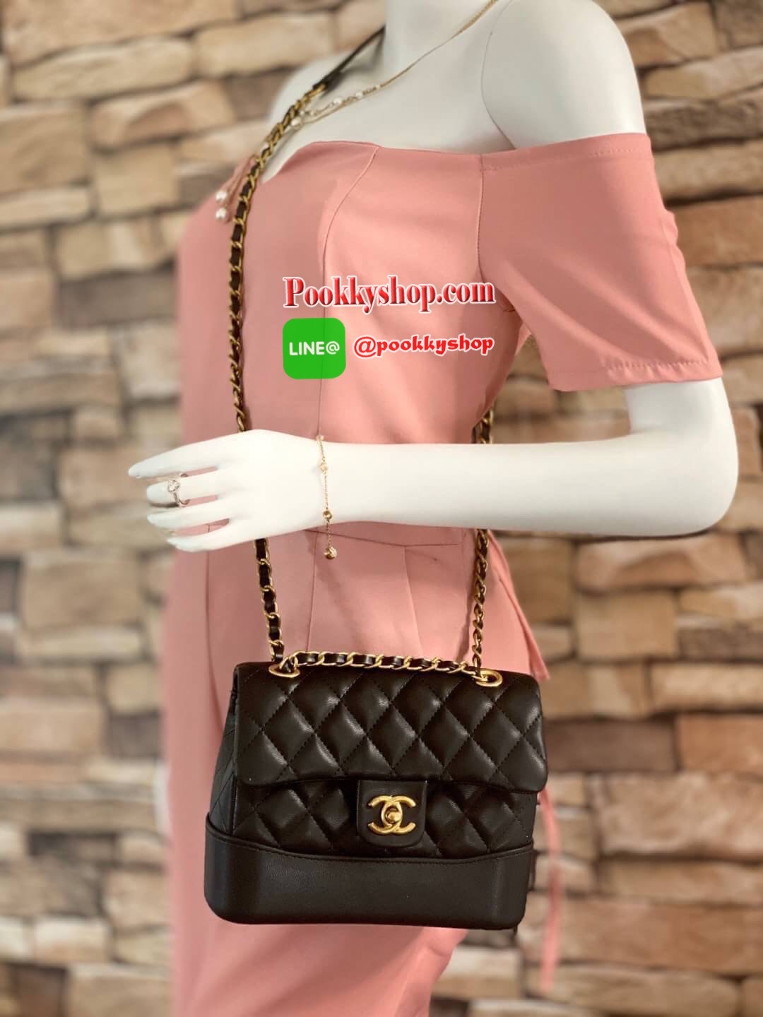 VIP CHANEL RING BAG กระเป๋าถือ / สะพายข้าง วัสดุหนังแกะลายตาราง ด้านหลังมีช่องใส่ของ เปิดปิดด้วยตัวล็อค ใส่ของได้พอสมควรค่ะ เช่น iPhone plus /กระเป๋าเงินใบสั้น-กลาง และของจุกจิกอื่นๆ สายสะพายเก็บด้านในได้ สะพายได้ 2 แบบ สวยเรียบเก๋ ต้องยกให้ใบนี้เลยค่ะ