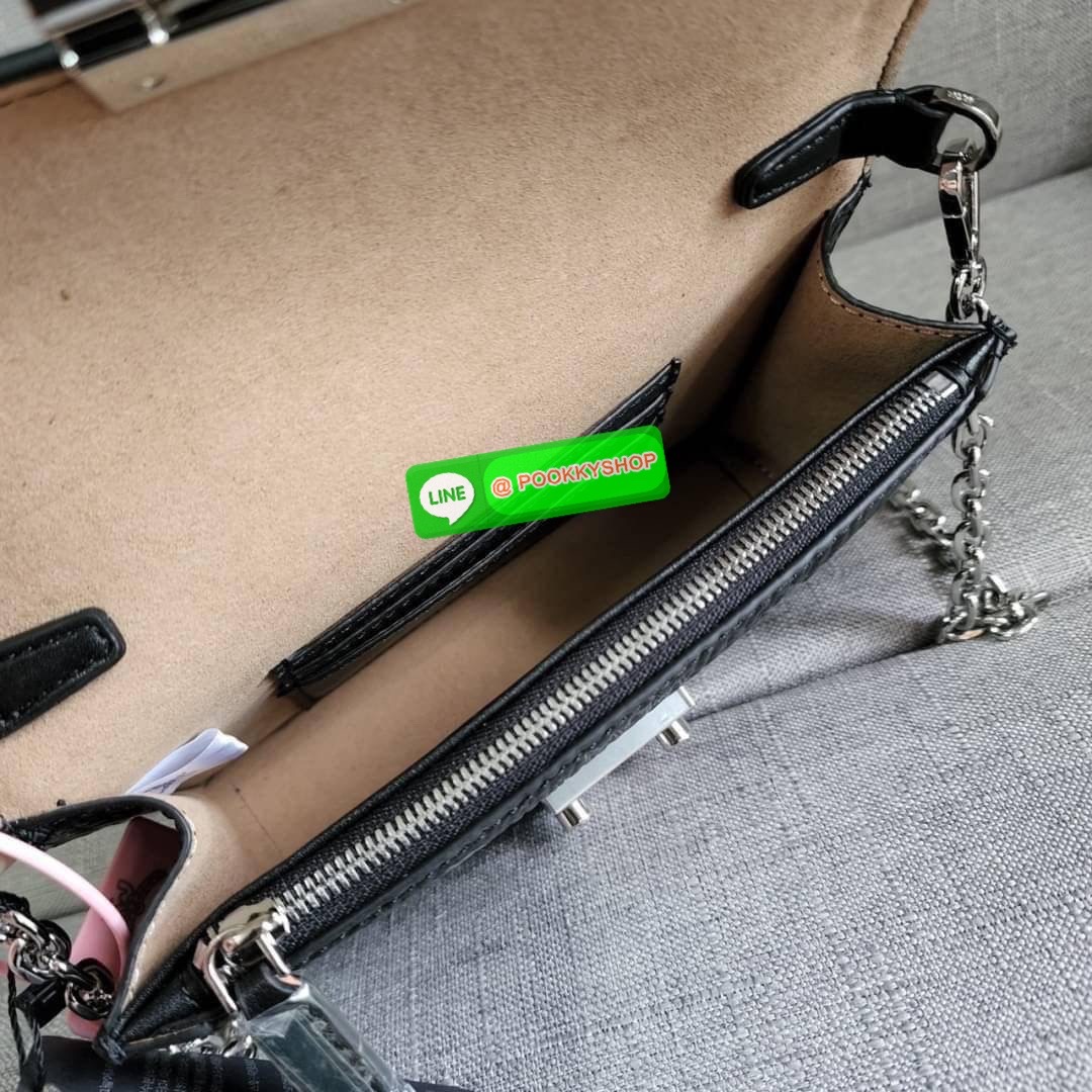 MCM Gretl Cossbody in visetos กระเป๋า Gretl กระทัดรัด ไอเทมใหม่ สุดฮิต ที่สาวๆต้องมีคะ วัสดุหนังแคนวาส ตัดหนังแท้ มาพร้อมสายสะพายโซ่อะไหล่สลับหนัง ข้างช่องโล่งสามารถใส่มือถือ iPhone Pro max ได้เหมาะสำหรับสะพายเที่ยวชิวๆในวันหยุดพักสบายๆ สีน้ำตาลคอนยัคทีแม