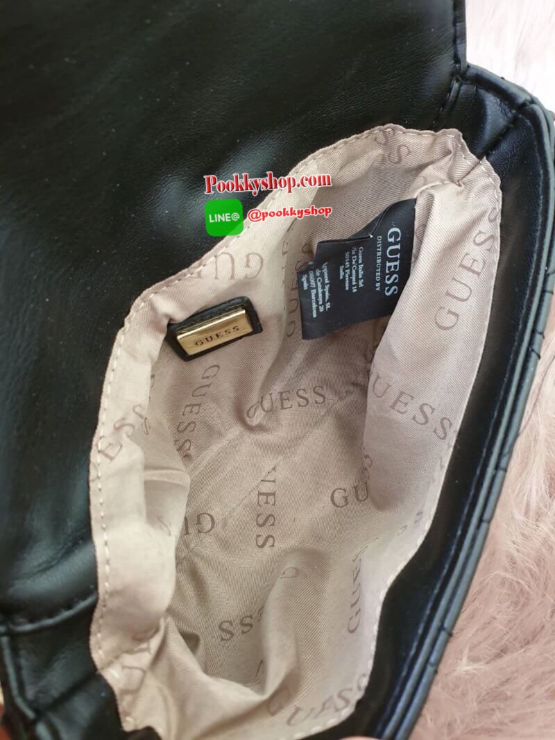 Guess Woman's Crossbody Bag กระเป๋าสะพายข้าง รุ่นนี้มีสายคล้องมือเป็นพวงกุญแจ สามารถถอดออกได้ และมีดีเทลเก๋ๆ ที่คล้องมือเป็นโลหะชื่อแบรนด์ร้อยหนัง สามารถเคลื่อนได้ในสาย เปิดปิดด้วยกระดุมแม่เหล็ก ด้านในเป็นช่องกว้าง บุผ้าลายแบรนด์ มาพร้อมสายสะพายยาวโซ