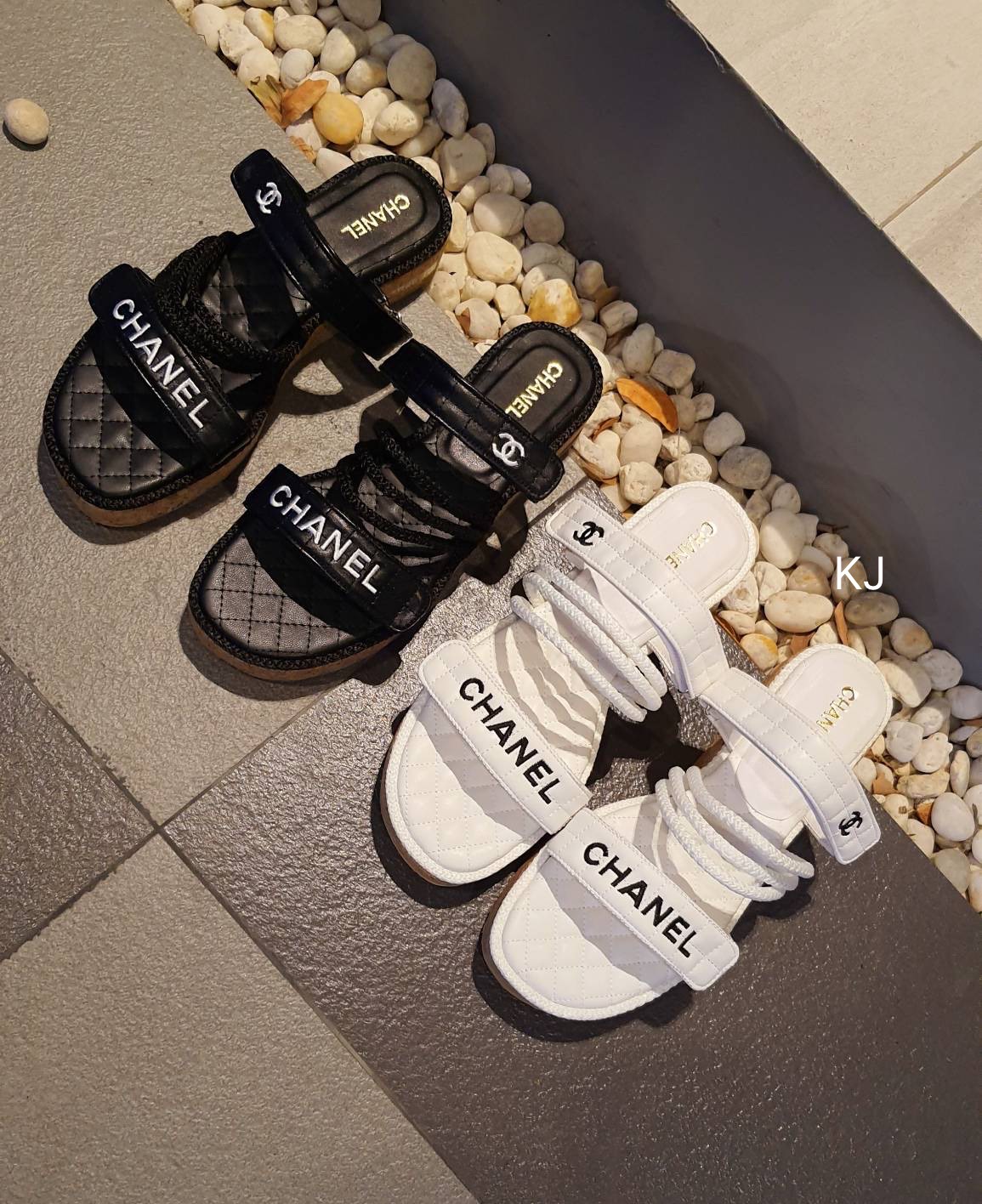 พร้อมส่ง แบบใหม่ รองเท้าแตะ Chanel แบบใหม่ล่าสุด รายละเอียดดีมาก สายด้านหน้าเป็นแบบแปะตีนตุ๊กแก สามารถปรับสายได้นะคะ ส้นไม่เตี้ยขนเกินไป