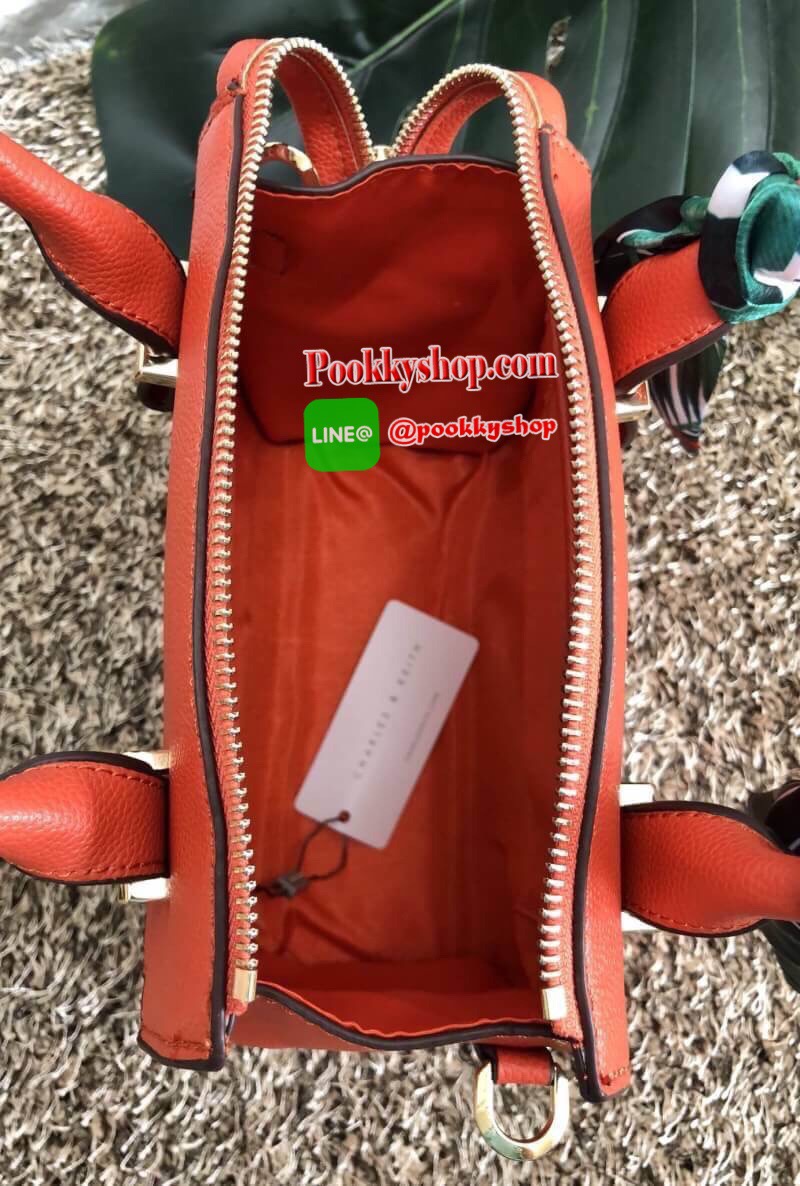 New arrival CHARLES & KEITH SCARF WRAPPED HANDLE BAG 2018 พร้อมส่งรุ่นใหม่ล่าสุด สินค้าคุณภาพ เหมาะสมราคาค่ะ!!! กระเป๋าถือหรือสะพายข้าง หนังคาร์เวีย ทรงสวยหรู หูกระเป๋ามีผ้าพันหูมาให้เก๋มากกค่ะ เปิดปิดกระเป๋าแบบซิป ภายในโล่ง ใส่ของได้พอประมาณเลยนะคะ มีช่อ