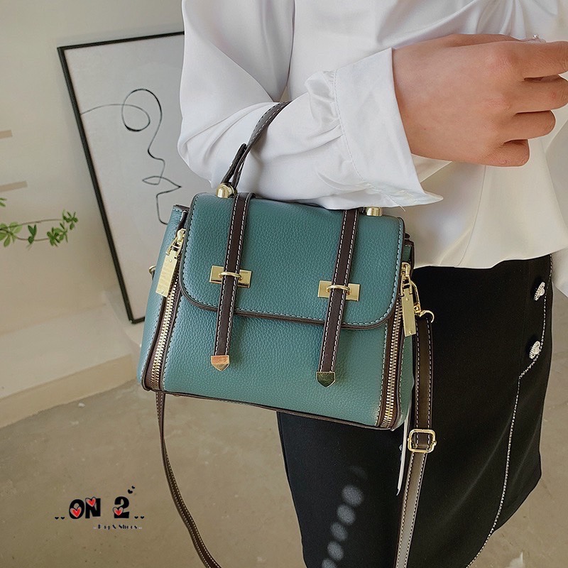 506 กระเป๋าสะพายข้างทรงฝาปิด วัสดุตัวกระเป๋าทำจากหนังผสมอย่างดี อะหลั่ยสีทอง กระเป๋าเป็นปากซิป ด้านข้างมีแต่งด้วยซิป เกร๋มากจ้า มาพร้อมสายยาวทำจากหนังตัวเดียวกับกระเป๋า สามารถปรับระดับได้