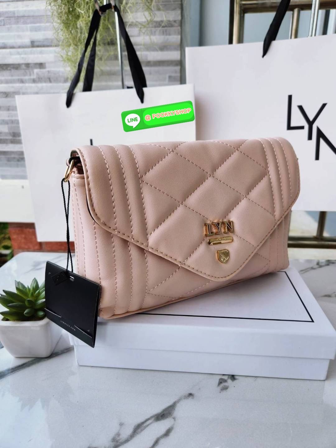 กระเป๋า Lyn สะพายข้าง คอลเล็คชั่นใหม่ มีใบลูกด้วยนะคะ สายสะพาย sport สามารถปรับระดับได้ค่ะ ด้านในใบแม่แบ่งเป็น 2 ช่องใช้งาน