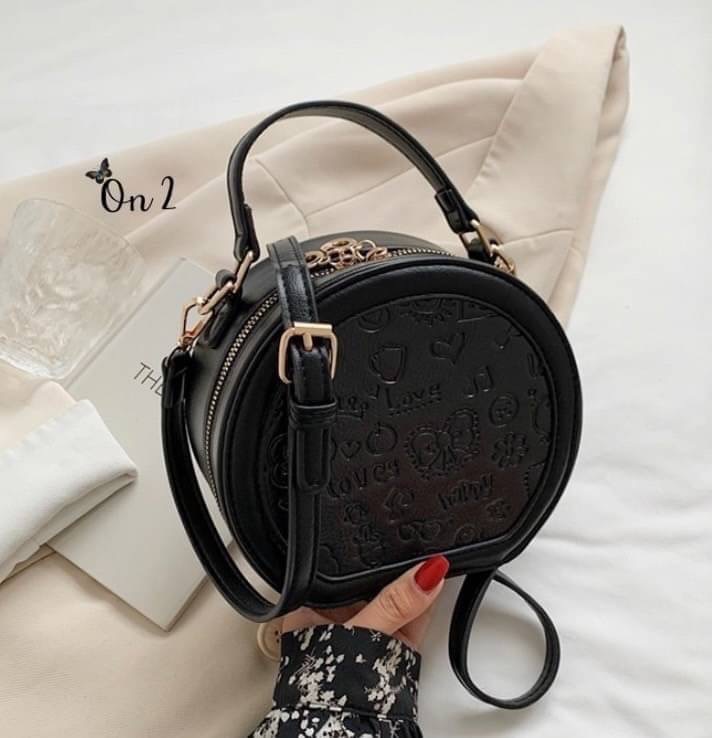 กระเป๋าแฟชั่นทรงกลม สไตล์มินิมอล งานซิปหนังpu อะไหล่ทอง สายสะพายยาวแบบ Cross body ปรับระดับได้ ทรงสวยงานน่ารักมากค่ะ